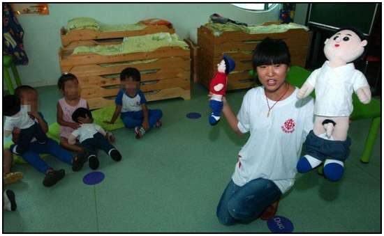 Chinese-Kids-in-an-Anatomy-Class-2