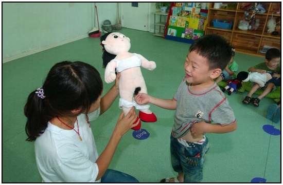 Chinese-Kids-in-an-Anatomy-Class-5