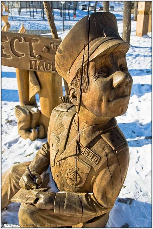 Wooden-Sculptures-of-Russian-Traffic-Cops-1