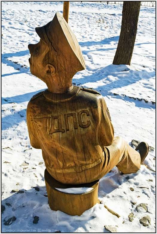 Wooden-Sculptures-of-Russian-Traffic-Cops-3