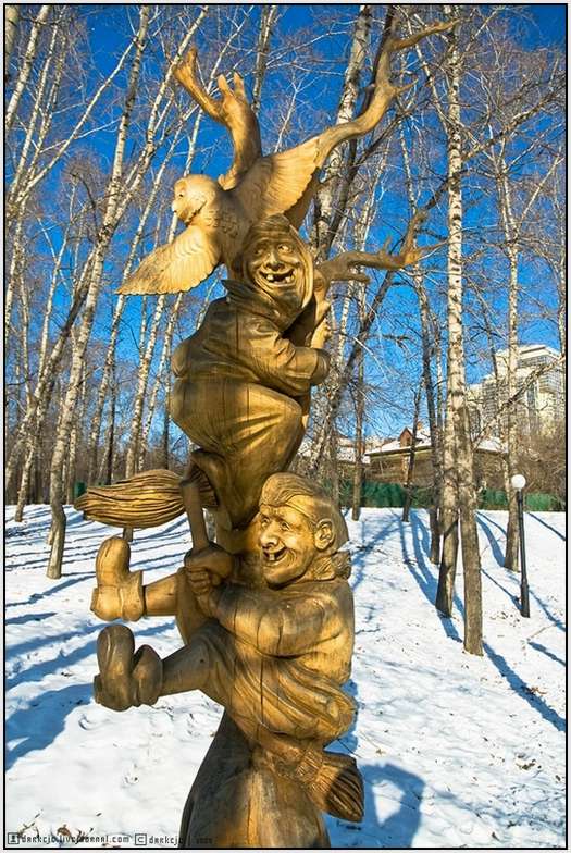 Wooden-Sculptures-of-Russian-Traffic-Cops-5