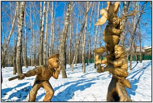 Wooden-Sculptures-of-Russian-Traffic-Cops-6