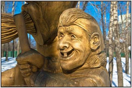 Wooden-Sculptures-of-Russian-Traffic-Cops-7